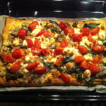 Mangold-Pizza mit Kirschtomaten