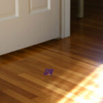 Klebeband auf dem Boden