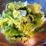 Etwas Wirsing in die Auflaufform