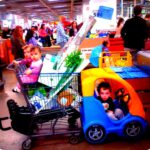 Zwei Kinder hinten, eines vorne