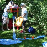 Spielküche wird zur Wasserrutsche