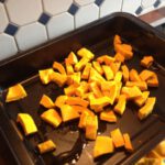 Kürbis in ein tiefes Backblech geben