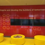 Was ein passender Spruch im Eingangsbereich von LEGO