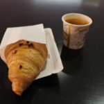 Doppelter Espresso und Schoko-Croissant auf der Spielwarenmesse