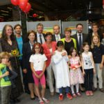 Preisträger Kinderfotopreis 2015 und Emilia Müller, Staatsministerin für Arbeit und Soziales, Familie und Integration – Foto (c) jff
