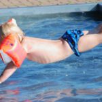 Abkühlen mit Zwillingen im Freibad – Tommy Windecker / photocase.com