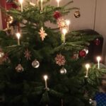 Weihnachtsbaum und Geschenke