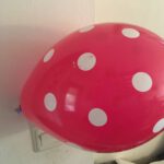 Der Ballon klebt an der Wand