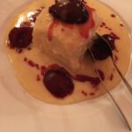 Dampfnudel mit Zwetschge