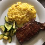Safranrisotto mit Pilzen und Fleisch