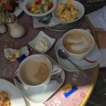 Etwas Chaos auf dem Tisch – fast wie Zuhaus