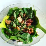 Leckerer leichter Sommersalat mit Erdbeeren, Blaubeeren, Apfel, Feta und einigem mehr