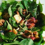 Salat mit Erdbeeren im Sommer