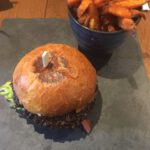 Leckerer Burger mit Süßkartoffel-Pommes
