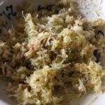 Parmesan, Semmelbrösel, Walnüsse und Olivenöl vermengen