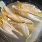 Ab mit den Chicorée in die Gemüsebrühe