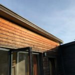Blauer Himmel über dem Ferienhaus