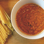 Endresultat: schnelle Tomatensoße mit Staudensellerie – dazu Nudeln