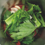 Zutaten für die schnelle Tomatensoße in den Mixer geben