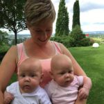 Jennifer de Luca mit ihren Zwillingen im Interview