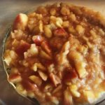 Die leckere Füllung des Apple-Crumble mit Birne