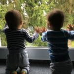 Noel und Leon beim Entdecken der Welt