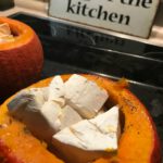 Den Kürbis mit Ofenkäse füllen