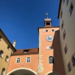 Durch das Brückentor in Regensburg