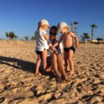 Viola mit ihren Zwillingen am Strand