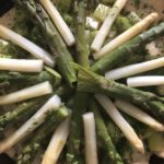 Spargel kreisförmig in der Quiche Form auslegen