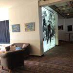 Lobby mit verschiedenen Sitzbereichen