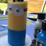 Ein Minion aus einer Schwimmnudel