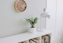 Eine Uhr über einemSideboard - Foto (c) Foto von Samantha Gades/Unsplash