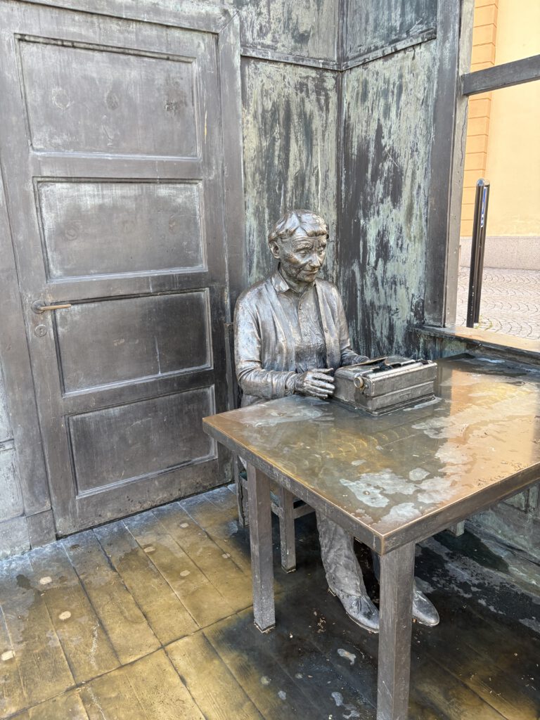 Asrid Lindgren auf dem Marktplatz von Vimmerby