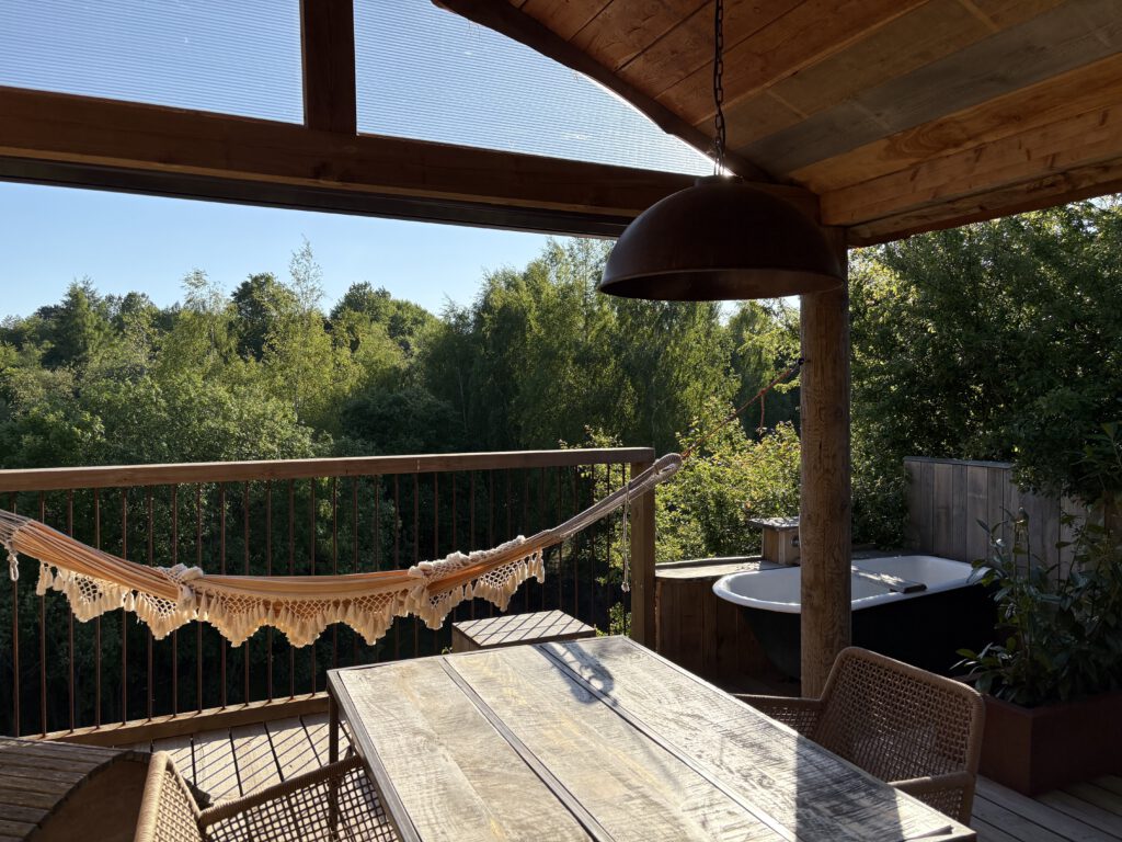 Eine der Lodges am See mit Outdoor-Badewanne